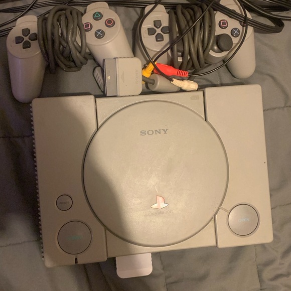 Ps1 comes with a game and 2 controllers it works been tested - Picture 3 of 4